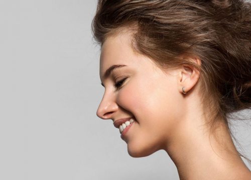 Sideview photo of a smiling brunette woman